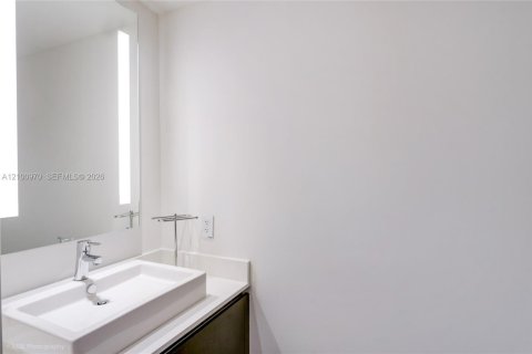 Condo in Miami, Florida, 2 bedrooms  № 2401327 - photo 23