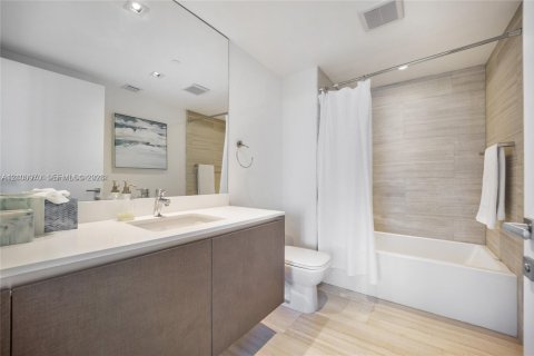 Condo in Miami, Florida, 2 bedrooms  № 2401327 - photo 16