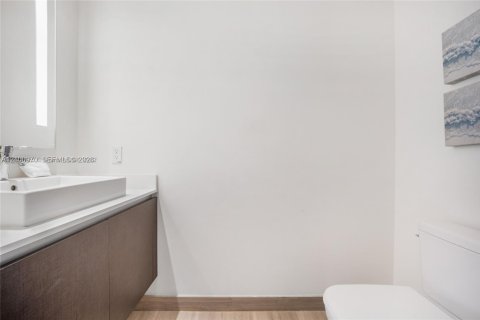 Condo in Miami, Florida, 2 bedrooms  № 2401327 - photo 22