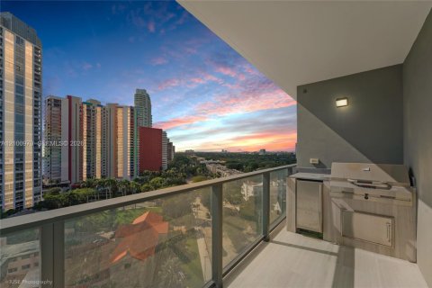 Condo in Miami, Florida, 2 bedrooms  № 2401327 - photo 6