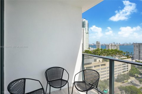 Condo in Miami, Florida, 2 bedrooms  № 2401327 - photo 19
