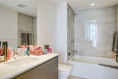 Condo in Miami, Florida, 2 bedrooms  № 2401327 - photo 21