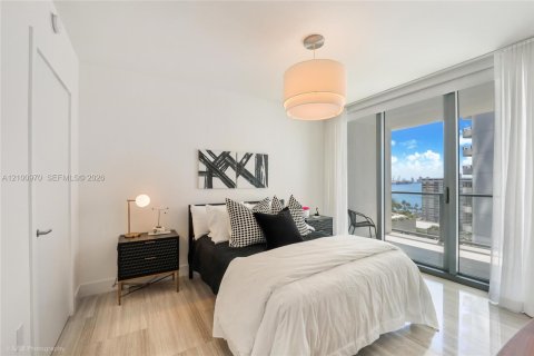 Condo in Miami, Florida, 2 bedrooms  № 2401327 - photo 17