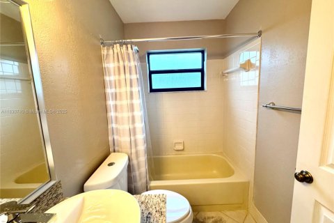 Condo in Oakland Park, Florida, 2 bedrooms  № 1806367 - photo 30