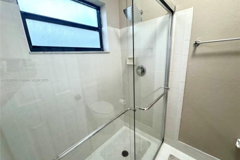 Condo in Oakland Park, Florida, 2 bedrooms  № 1806367 - photo 25