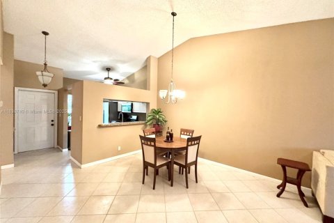 Condo in Oakland Park, Florida, 2 bedrooms  № 1806367 - photo 11