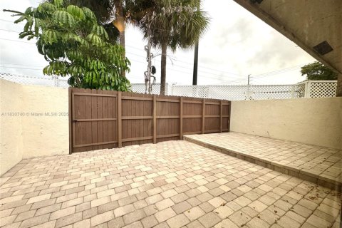 Condo in Oakland Park, Florida, 2 bedrooms  № 1806367 - photo 16