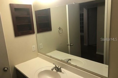 Townhouse in Oviedo, Florida 4 bedrooms, 169.83 sq.m. № 2113224 - photo 13