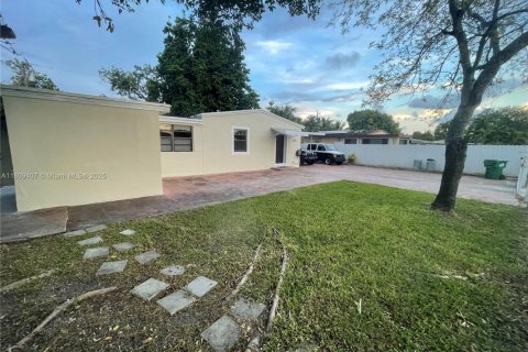 House in Miami Gardens, Florida 2 bedrooms, 126.9 sq.m. № 1749904 - photo 6