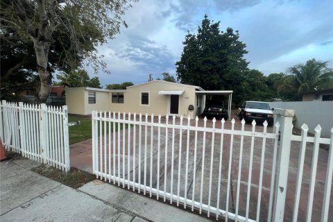 House in Miami Gardens, Florida 2 bedrooms, 126.9 sq.m. № 1749904 - photo 5