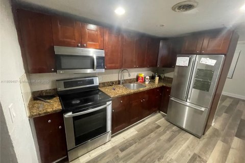 House in Miami Gardens, Florida 2 bedrooms, 126.9 sq.m. № 1749904 - photo 12