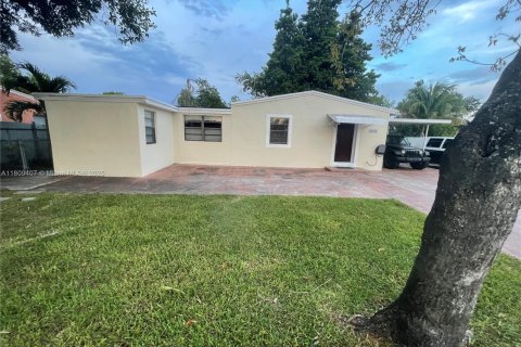 House in Miami Gardens, Florida 2 bedrooms, 126.9 sq.m. № 1749904 - photo 1