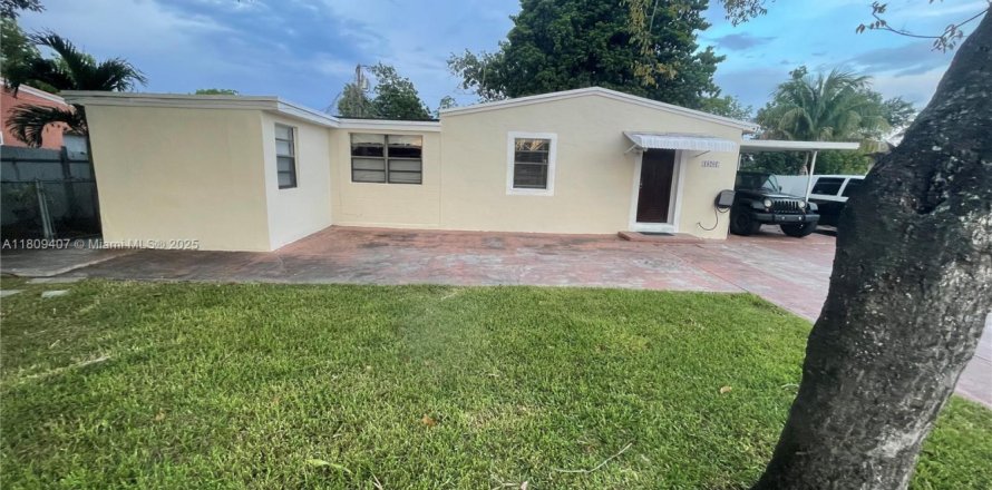 House in Miami Gardens, Florida 2 bedrooms, 126.9 sq.m. № 1749904