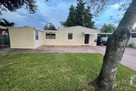 House in Miami Gardens, Florida 2 bedrooms, 126.9 sq.m. № 1749904 - photo 2