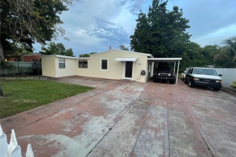 House in Miami Gardens, Florida 2 bedrooms, 126.9 sq.m. № 1749904 - photo 3
