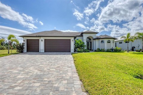 House in Port Charlotte, Florida 3 bedrooms, 189.24 sq.m. № 2131900
