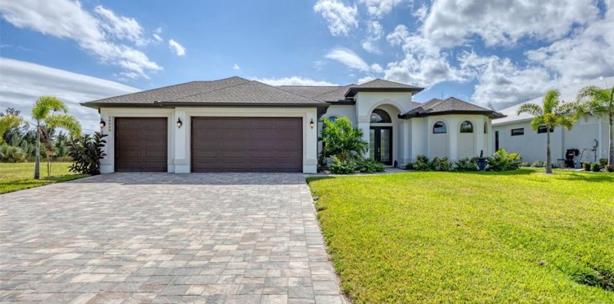 House in Port Charlotte, Florida 3 bedrooms, 189.24 sq.m. № 2131900