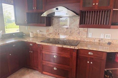 House in Myakka City, Florida 3 bedrooms, 328.13 sq.m. № 2218193 - photo 9