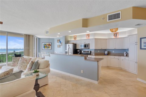 Condo in Hutchinson Island South, Florida, 3 bedrooms № 1962170 - photo 11