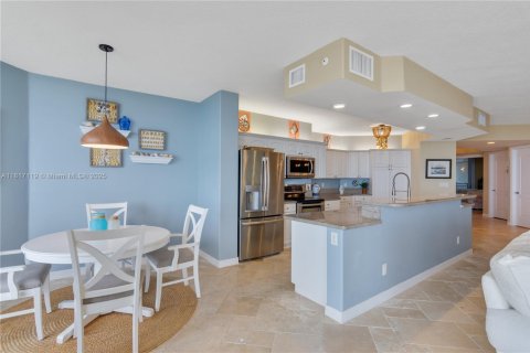 Condo in Hutchinson Island South, Florida, 3 bedrooms № 1962170 - photo 17