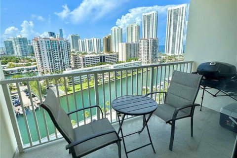 Condominio en venta en Sunny Isles Beach, Florida, 1 dormitorio, 70.79 m2 № 1993723 - foto 1