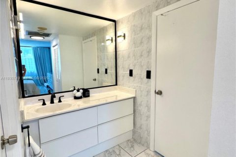 Condominio en venta en Sunny Isles Beach, Florida, 1 dormitorio, 70.79 m2 № 1993723 - foto 17