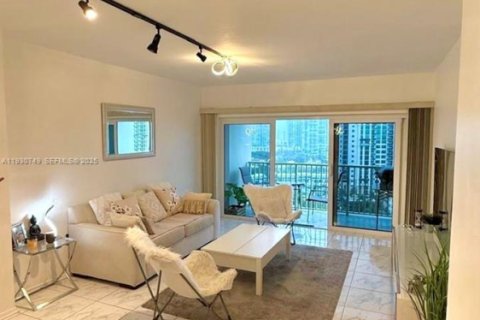 Condominio en venta en Sunny Isles Beach, Florida, 1 dormitorio, 70.79 m2 № 1993723 - foto 5