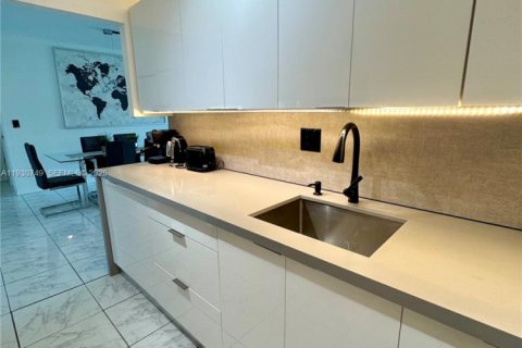 Condominio en venta en Sunny Isles Beach, Florida, 1 dormitorio, 70.79 m2 № 1993723 - foto 15