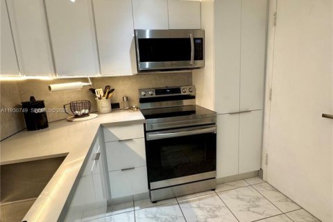 Condominio en venta en Sunny Isles Beach, Florida, 1 dormitorio, 70.79 m2 № 1993723 - foto 13