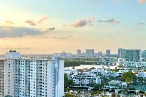 Condominio en venta en Sunny Isles Beach, Florida, 1 dormitorio, 70.79 m2 № 1993723 - foto 3