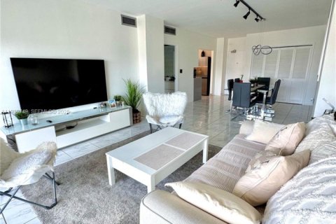 Condominio en venta en Sunny Isles Beach, Florida, 1 dormitorio, 70.79 m2 № 1993723 - foto 10