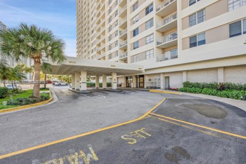 Condominio en venta en Sunny Isles Beach, Florida, 1 dormitorio, 70.79 m2 № 1993723 - foto 25