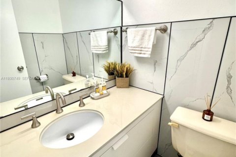 Condominio en venta en Sunny Isles Beach, Florida, 1 dormitorio, 70.79 m2 № 1993723 - foto 11