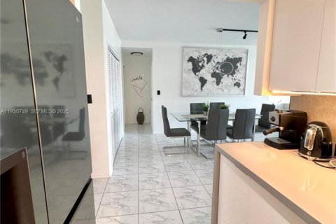 Condominio en venta en Sunny Isles Beach, Florida, 1 dormitorio, 70.79 m2 № 1993723 - foto 14