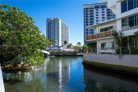 Apartamento en alquiler en Miami Beach, Florida, 2 dormitorios, 909.7 m2 № 1955290 - foto 28