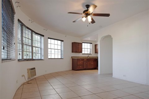 Apartamento en alquiler en Miami Beach, Florida, 2 dormitorios, 909.7 m2 № 1955290 - foto 4