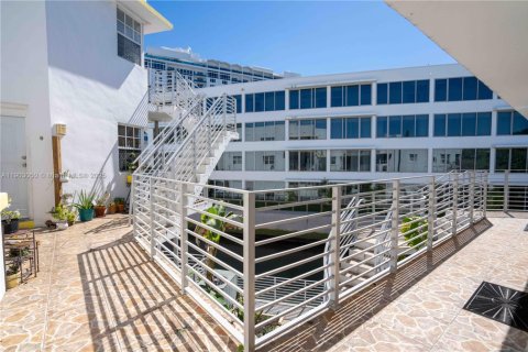 Apartamento en alquiler en Miami Beach, Florida, 2 dormitorios, 909.7 m2 № 1955290 - foto 25