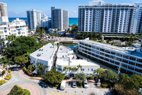 Apartamento en alquiler en Miami Beach, Florida, 2 dormitorios, 909.7 m2 № 1955290 - foto 1