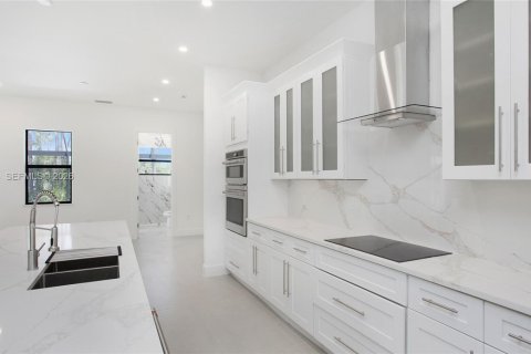 House in Naples, Florida 6 bedrooms, 333.52 sq.m. № 2011099 - photo 11