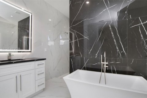 House in Naples, Florida 6 bedrooms, 333.52 sq.m. № 2011099 - photo 21