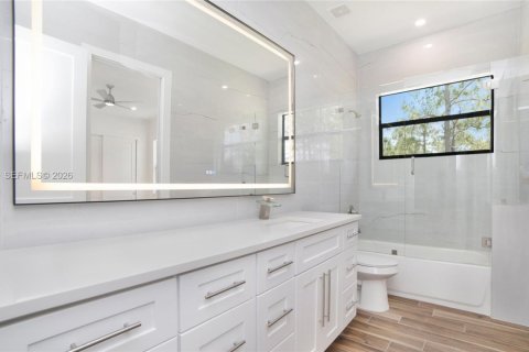 House in Naples, Florida 6 bedrooms, 333.52 sq.m. № 2011099 - photo 23