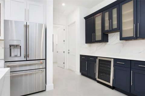 House in Naples, Florida 6 bedrooms, 333.52 sq.m. № 2011099 - photo 10