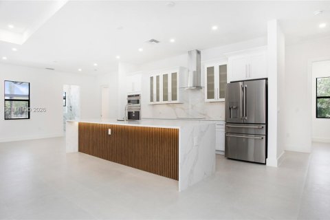 House in Naples, Florida 6 bedrooms, 333.52 sq.m. № 2011099 - photo 9