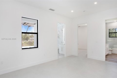 House in Naples, Florida 6 bedrooms, 333.52 sq.m. № 2011099 - photo 12