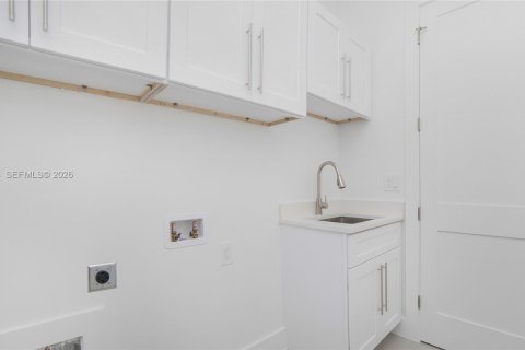 House in Naples, Florida 6 bedrooms, 333.52 sq.m. № 2011099 - photo 25