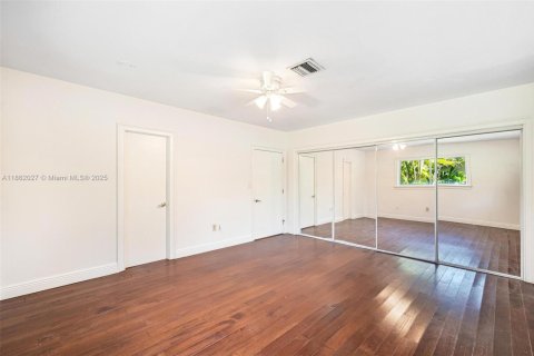 House in Miami, Florida 3 bedrooms, 246.19 sq.m. № 1892357 - photo 28