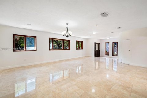 House in Miami, Florida 3 bedrooms, 246.19 sq.m. № 1892357 - photo 18