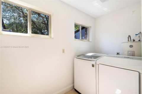 House in Miami, Florida 3 bedrooms, 246.19 sq.m. № 1892357 - photo 22