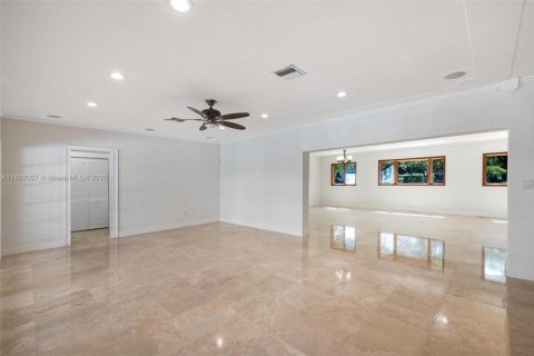 House in Miami, Florida 3 bedrooms, 246.19 sq.m. № 1892357 - photo 16