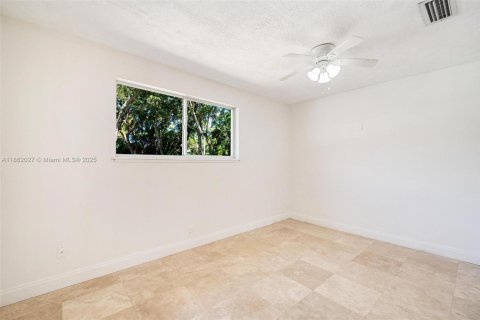 House in Miami, Florida 3 bedrooms, 246.19 sq.m. № 1892357 - photo 25